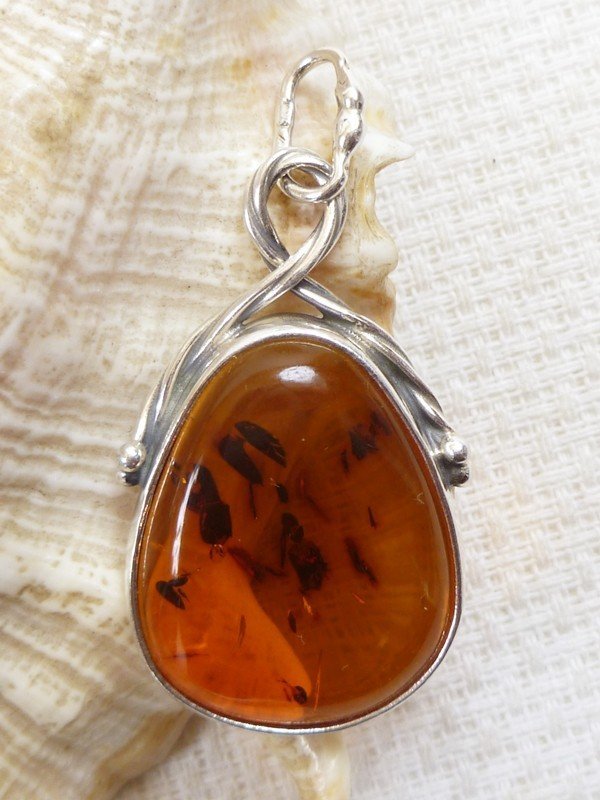 Wisiorek srebrny z bursztynem 607-2