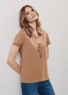 Koszulki i topy damskie - T-shirt damski w kolorze camel z aplikacją wilgi - grafika 1