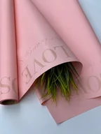 Folia, papier śniadaniowy, serwetki - Papier satynowy do pakowania ze wzorem LOST IN LOVE Jasnoróżowy + złoto - miniaturka - grafika 1