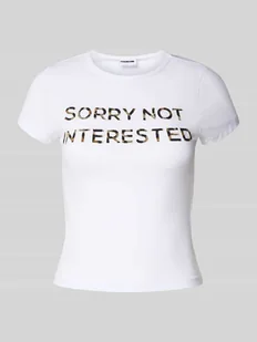 T-shirt z wyhaftowanym napisem model ‘KATINKA’ - Koszulki i topy damskie - miniaturka - grafika 1