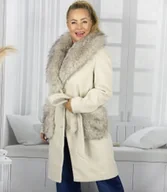 Płaszcze damskie - Elegancki damski płaszcz z ozdobnym futrem CRYSTAL-M - miniaturka - grafika 1