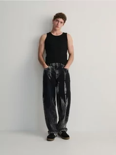Spodnie męskie - Reserved - Jeansy baggy z efektem sprania - szary - grafika 1