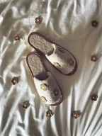 Kapcie damskie - Kapcie damskie z motywem kwiatów - miniaturka - grafika 1