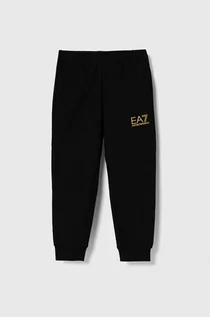 Spodnie i spodenki dla chłopców - EA7 Emporio Armani spodnie dresowe bawełniane dziecięce kolor czarny z nadrukiem - grafika 1