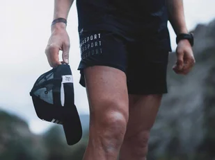 COMPRESSPORT Czapka lifestyle TRUCKER CAP BLACK EDITION 2023 czarna - Czapki i chusty sportowe męskie - miniaturka - grafika 3