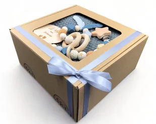 Zestaw prezentowy dla noworodka GIFT BOX w szarym kolorze: gryzak/grzechotka, zawieszka do smoczka, kocyk w eko pudełku - Gryzaki dla dzieci - miniaturka - grafika 1