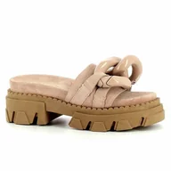 Klapki i japonki damskie - Różowe klapki na platformie CARINII - Carinii - miniaturka - grafika 1