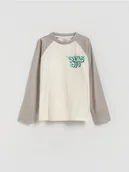 Bluzki dla chłopców - Reserved - Bawełniany longsleeve z nadrukiem - złamana biel - miniaturka - grafika 1