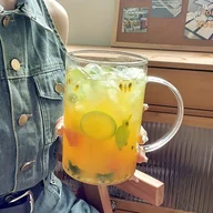 Inne - TEMU 1 szt. Duży Kubek Szklany - 1000ml, z Uchwytem, Idealny do Napojów Mrożonych i Soków, Wytrzymały Materiał, Doskonały do Restauracji / Domowego - miniaturka - grafika 1