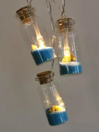 Lampy ogrodowe - Lampki girlanda na baterie słoiczek z korkiem z piaskiem w kolorze niebieskim i muszelkami 8 LED - miniaturka - grafika 1