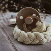 Akcesoria do smoczków - Hi Little One Hi Little One - Hi Little One  -  Warkoczykowa Bawełniana Zawieszka do Smoczka Pacifier Holder Vanilia - miniaturka - grafika 1