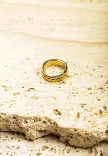 Złoty Pierścionek z Tłoczeniem i Cyrkoniami Irriellea - Pierścionki - miniaturka - grafika 1