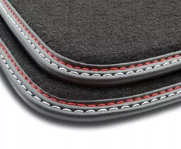 Dywaniki welurowe Premium do Citroen C1 II 2014-2021 - Czarna lamówka skórzana (błyszcząca) obszyta czerwoną i białą nicią - Dywaniki samochodowe - miniaturka - grafika 1