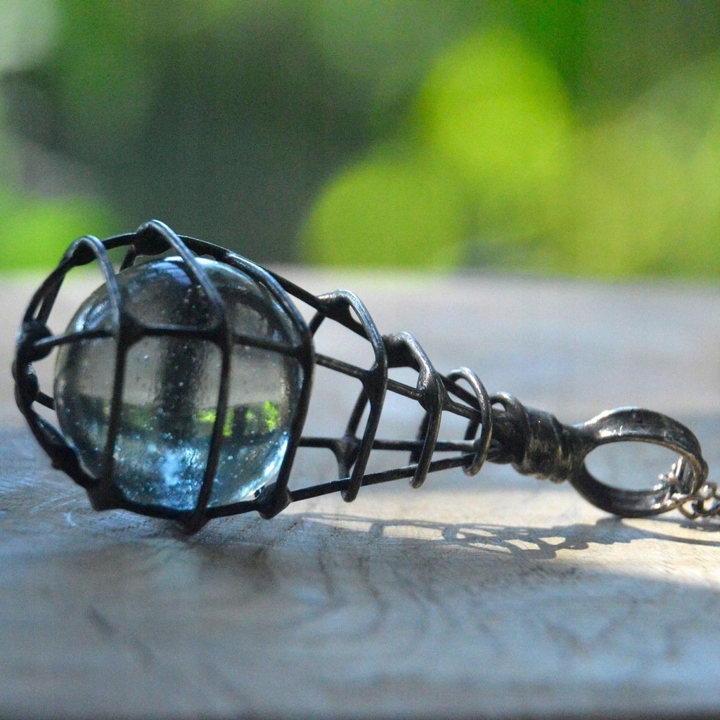 TRANSPARENTNA SZKLANA KULA W KLATCE - ANTYCZNY WISIOR