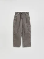 Spodnie i spodenki dla chłopców - Reserved - Bawełniane spodnie - jasnoszary - miniaturka - grafika 1