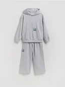 Bluzy dla chłopców - Reserved - Dzianinowy komplet oversize - jasnoszary - miniaturka - grafika 1
