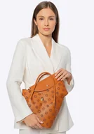 Torebki damskie - Damski kuferek z ekoskóry z tłoczoną sygnaturą jasny brąz - miniaturka - grafika 1