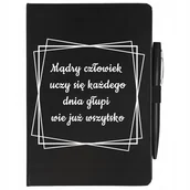 Notesy i bloczki - CZARNY NOTATNIK + DŁUGOPISE MĄDRY UCZY SIĘ CODZIENNIE Dla Nauczyciela Wzory - miniaturka - grafika 1