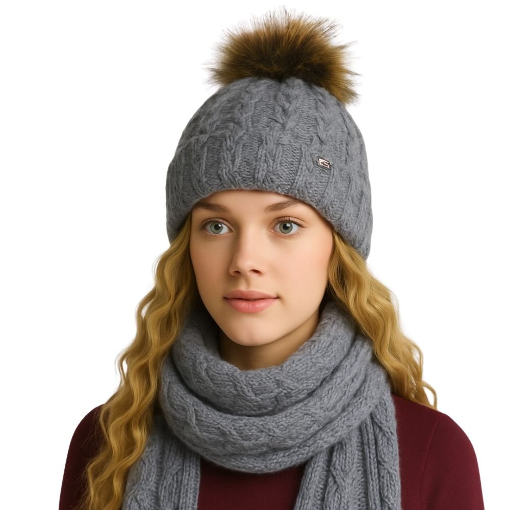 Zimowy komplet damski czapka z pomponem ocieplana polarem i szal szary