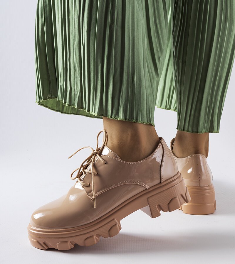 Beżowe lakierowane półbuty Kelly-39