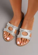 Klapki i japonki damskie - Srebrne Płaskie Klapki z Metalicznym Zdobieniem Nellsara - miniaturka - grafika 1