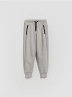 Spodnie i spodenki dla chłopców - Reserved - Bawełniane spodnie jogger - jasnoszary - miniaturka - grafika 1