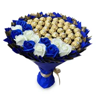 Zestawy upominkowe - Prezent na 40 urodziny. Słodki bukiet ze słodyczy Ferrero Rocher 40 szt i niebieskich i białych róż mydlanych - miniaturka - grafika 1