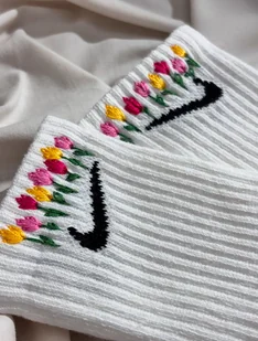 Białe skarpetki Nike z haftem ręcznym - Skarpetki damskie - miniaturka - grafika 1
