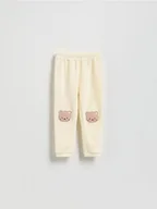 Spodnie i spodenki dla dziewczynek - Reserved - Prążkowane legginsy z naszywką - złamana biel - miniaturka - grafika 1