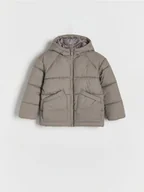 Kurtki i płaszcze dla chłopców - Reserved - Pikowana kurtka z kapturem - beżowy - miniaturka - grafika 1