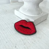 Broszki - Broszka USTA 1 ręcznie haftowana przypinka koraliki - miniaturka - grafika 1