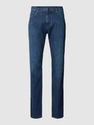 Spodnie męskie - Jeansy o kroju regular fit z aplikacją z logo - miniaturka - grafika 1