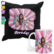 Gadżety dla niej i dla niego - ZESTAW KUBEK + PODUSZKA Z POSZEWKĄ- PREZENT DLA FANA KOCI DOMEK GABI+ IMIĘ - miniaturka - grafika 1