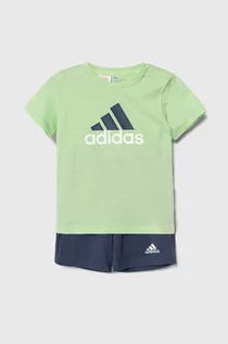 Dresy i komplety dla chłopców - adidas komplet bawełniany dziecięcy kolor zielony - grafika 1
