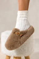 Kapcie damskie - Ciemnobeżowe kapcie damskie obuwie domowe futrzane na platformie ozdobny pasek ze złotą klamrą Carla UO969 - miniaturka - grafika 1