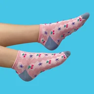 Skarpetki damskie - Retro skarpetki w kwiatki i wiśnie różowe - miniaturka - grafika 1