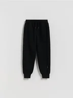 Spodnie i spodenki dla chłopców - Reserved - Dzianinowe joggery - czarny - miniaturka - grafika 1