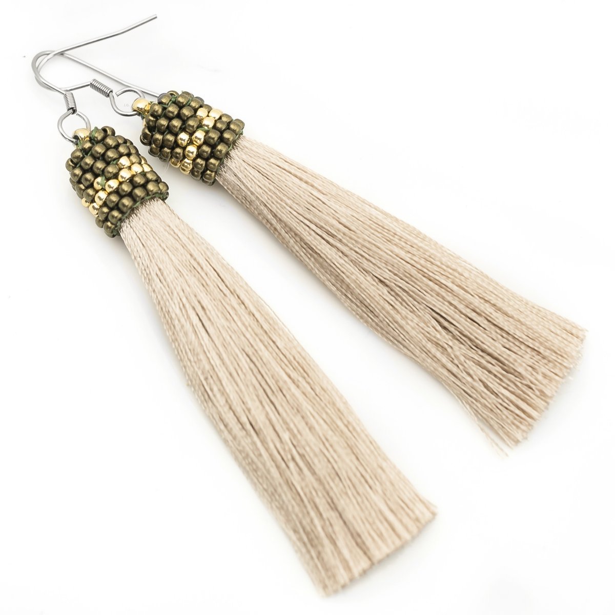 Kolczyki chwosty piaskowe stal chirurgiczna, frędzle, beż / JG. Projekt