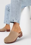 Klapki i japonki damskie - Ciemnobeżowe Klapki Chodaki z Ekozamszu z Ozdobnymi Nitami Pheriza - miniaturka - grafika 1