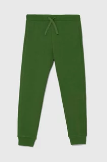 Spodnie i spodenki dla chłopców - United Colors of Benetton spodnie dresowe bawełniane dziecięce kolor zielony gładkie - grafika 1