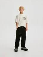 Spodnie i spodenki dla chłopców - Reserved - Spodnie cargo - czarny - miniaturka - grafika 1