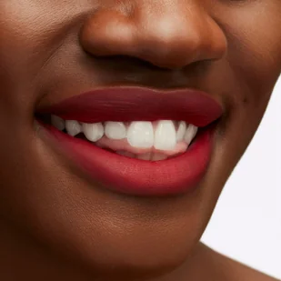 MAC Cosmetics Powder Kiss Liquid Lipcolor 40 Ruby Boo - Szminki - miniaturka - grafika 2