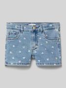 Spodnie i spodenki dla dziewczynek - Szorty jeansowe o kroju slim fit ze wzorem na całej powierzchni model ‘SALLI’ - miniaturka - grafika 1