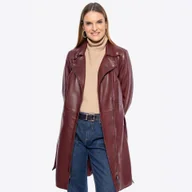 Płaszcze damskie - Damski płaszcz ze skóry z paskiem bordowy - miniaturka - grafika 1