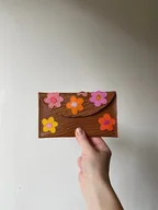 Portfele - Portfelik skórzany urchynn w kwiatki - miniaturka - grafika 1