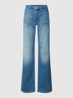 Spodnie damskie - Jeansy z szerokimi nogawkami i nakładanymi, wpuszczanymi kieszeniami - grafika 1