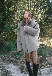 Stradivarius Kurtka pikowana oversize z Kapturem Szary XL - Kurtki damskie Stradivarius Kurtka pikowana oversize z Kapturem Szary XL - Kurtki damskie - miniaturka - grafika 1