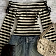 Bluzki damskie - TEMU Y2K-Inspired Off-Shoulder Striped Crop Top z Wiązaniem w Talii - Czarno-Białe Pionowe Paski, Falbanka, Elastyczna Mieszanka Poliestru, Możliwość - miniaturka - grafika 1