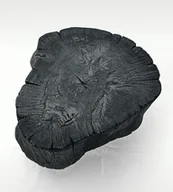 Ławy i stoliki kawowe - Czarny stolik kawowy. Opalany plaster drewna. - miniaturka - grafika 1