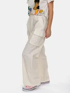 Spodnie damskie - Spodnie materiałowe z kieszeniami cargo biały L - miniaturka - grafika 1